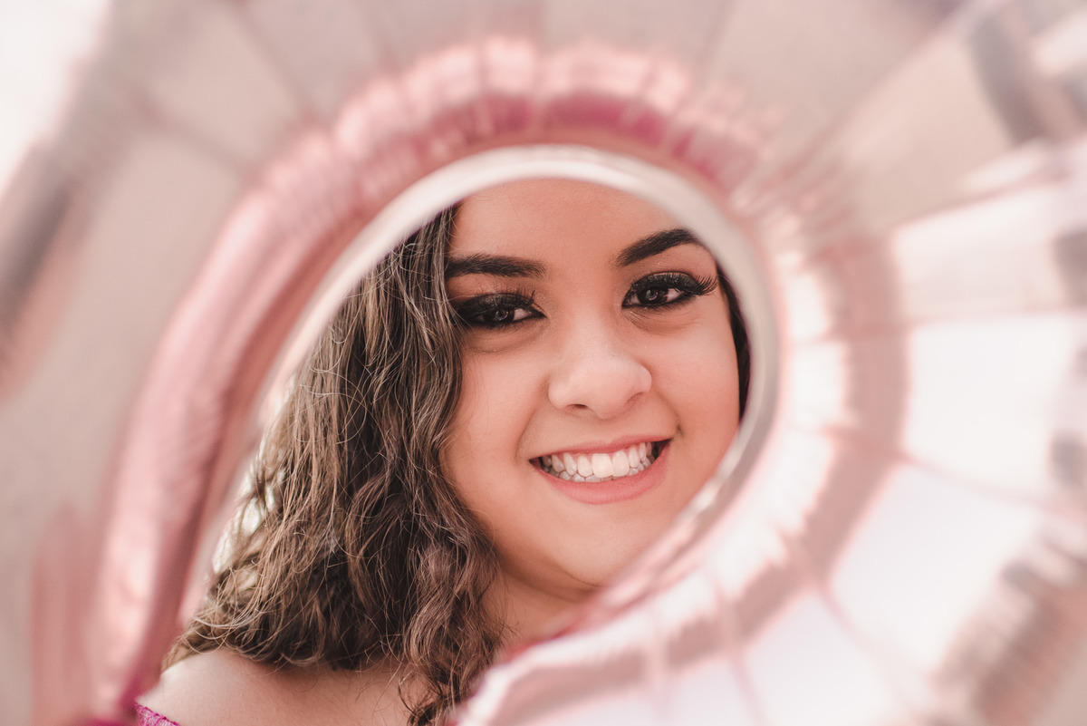 primeira foto na praia do arpoador com balão brilhante rosa na sua frente