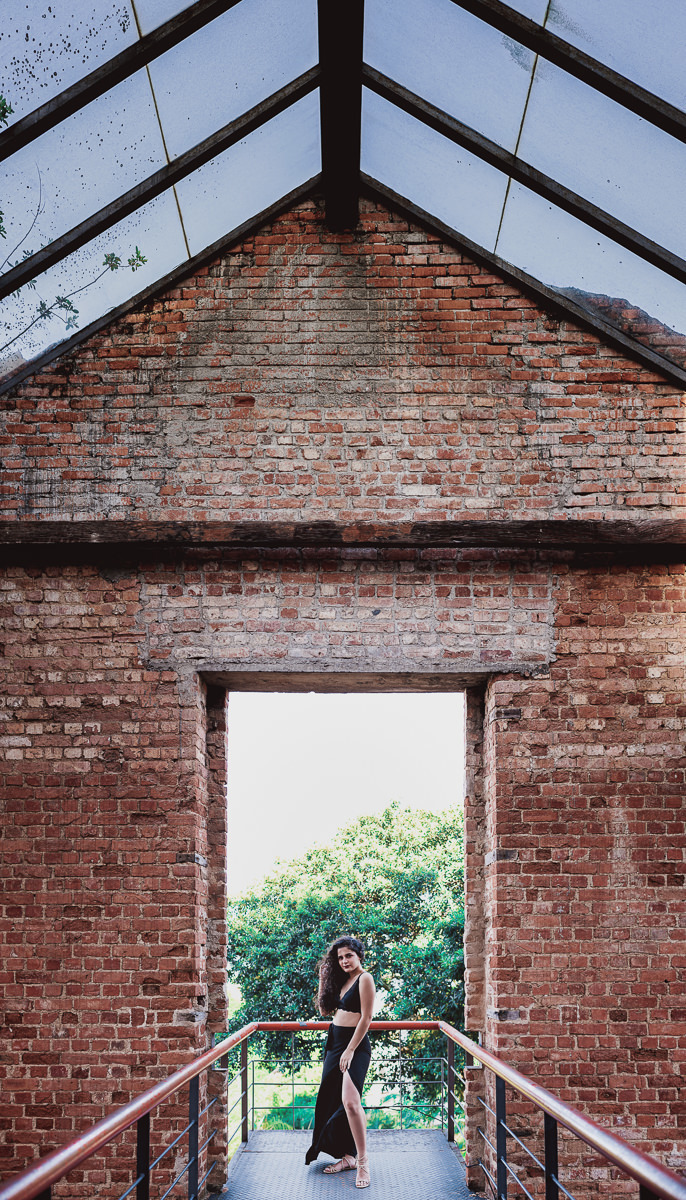 em uma passagem com teto translúcido