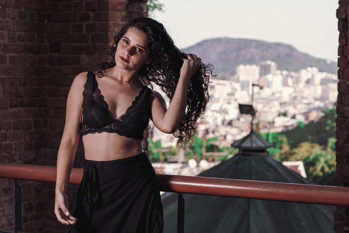 puxando o cabelo com casa ao fundo