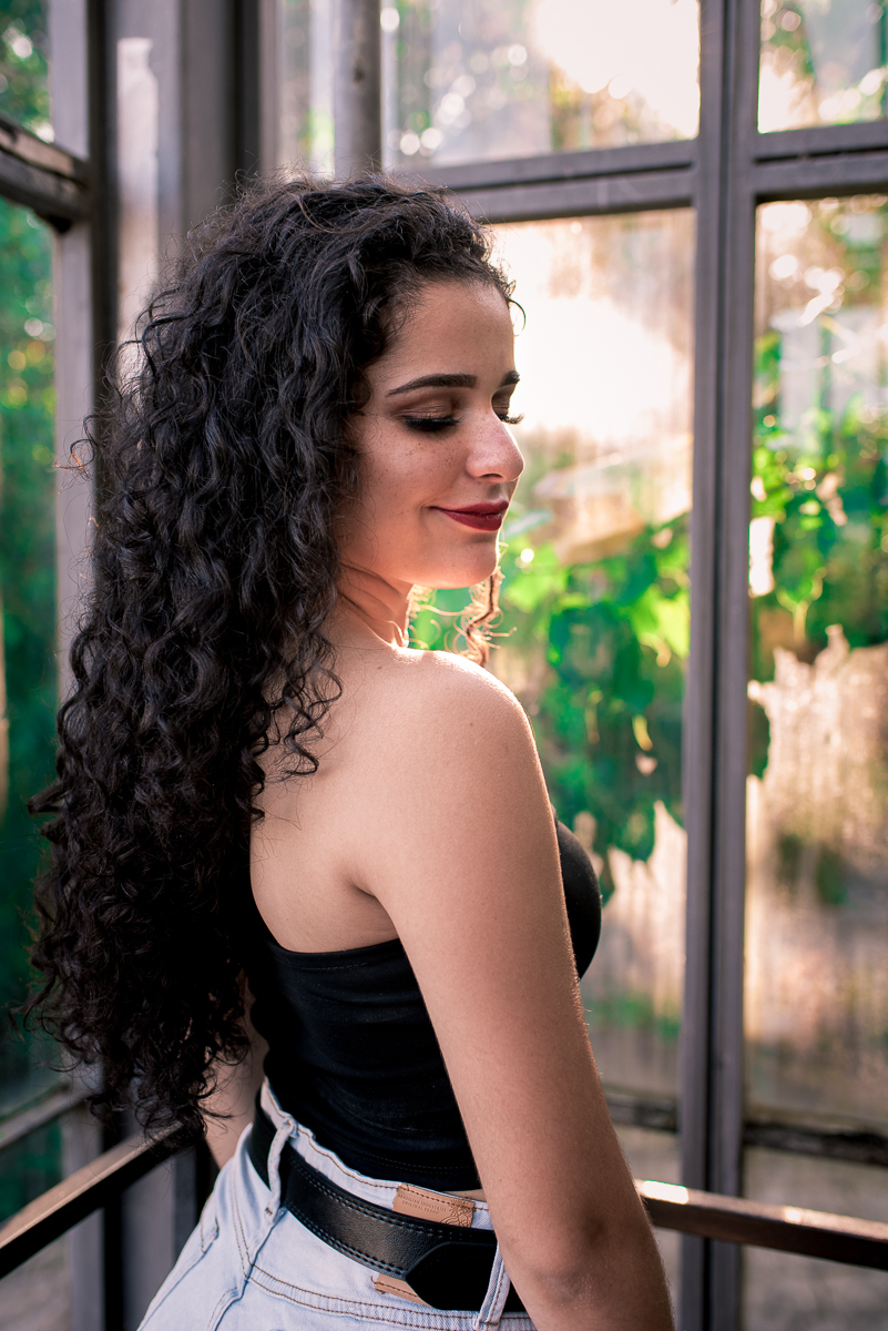 de costas de olhos fechados