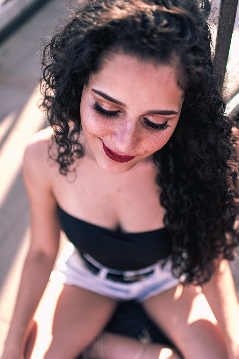 de cima pra baixo ela de tomara que caia olhando pra baixo