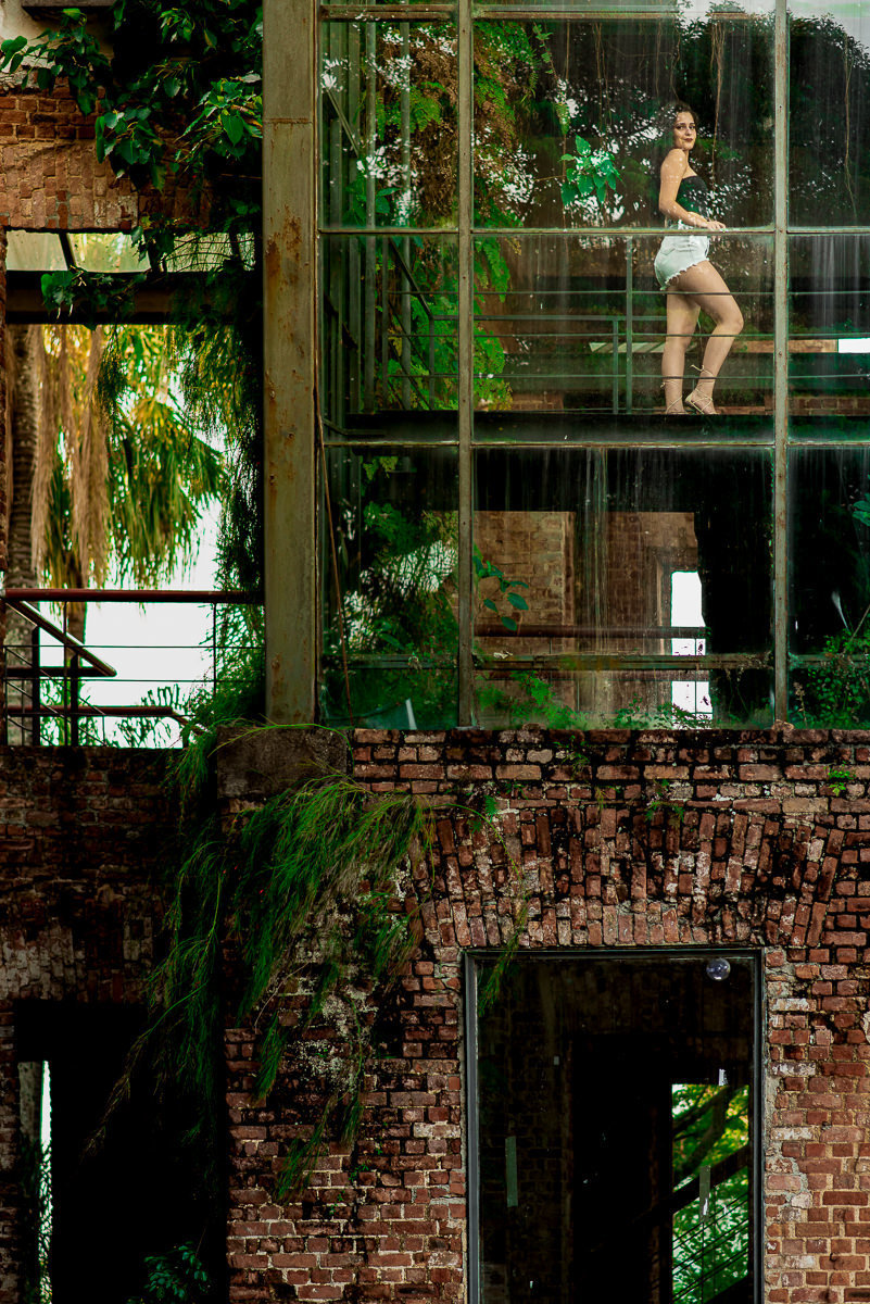 foto da fachada do parque das ruinas com a modelo por trás dos vidros