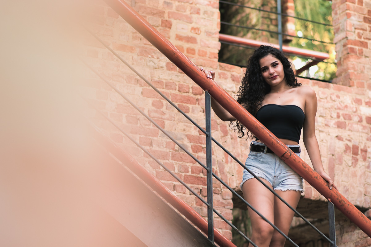 foto na escada no interior do predio