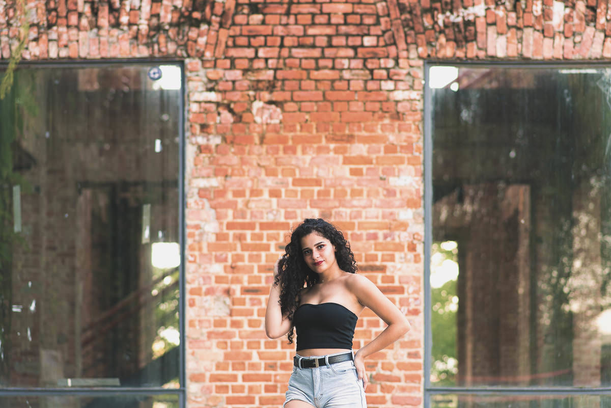 entre as janelas no lado de fora com a mão na cintura