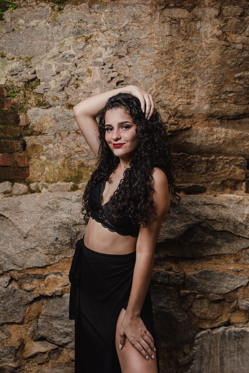 foto mão por trás da cabeça