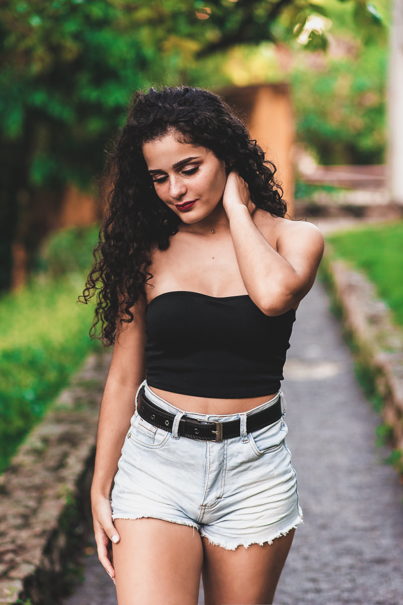 em um caminho de pedras