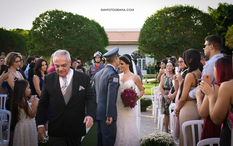 esta no ar amo muito tudo isso noiva e noivo casamento de dia bombeiro casamento ao entardecer villa sao vito ao ar livre entrada noiva beijo na testa