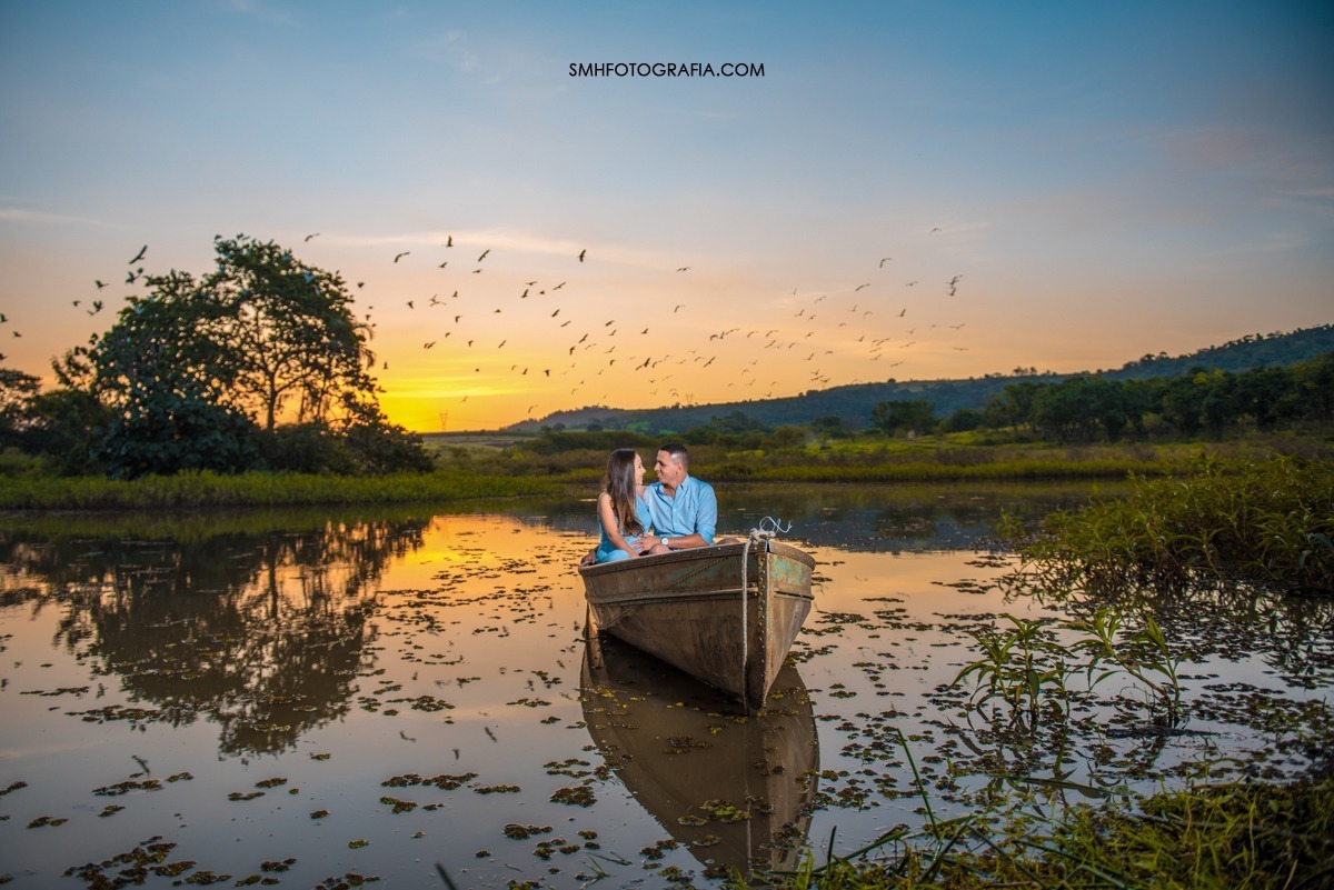 ensaio fazenda quilombo ensaio de gestante maria e gui bernardo a caminho ensaio de dia por do sol lagoa passaros voando canoa 