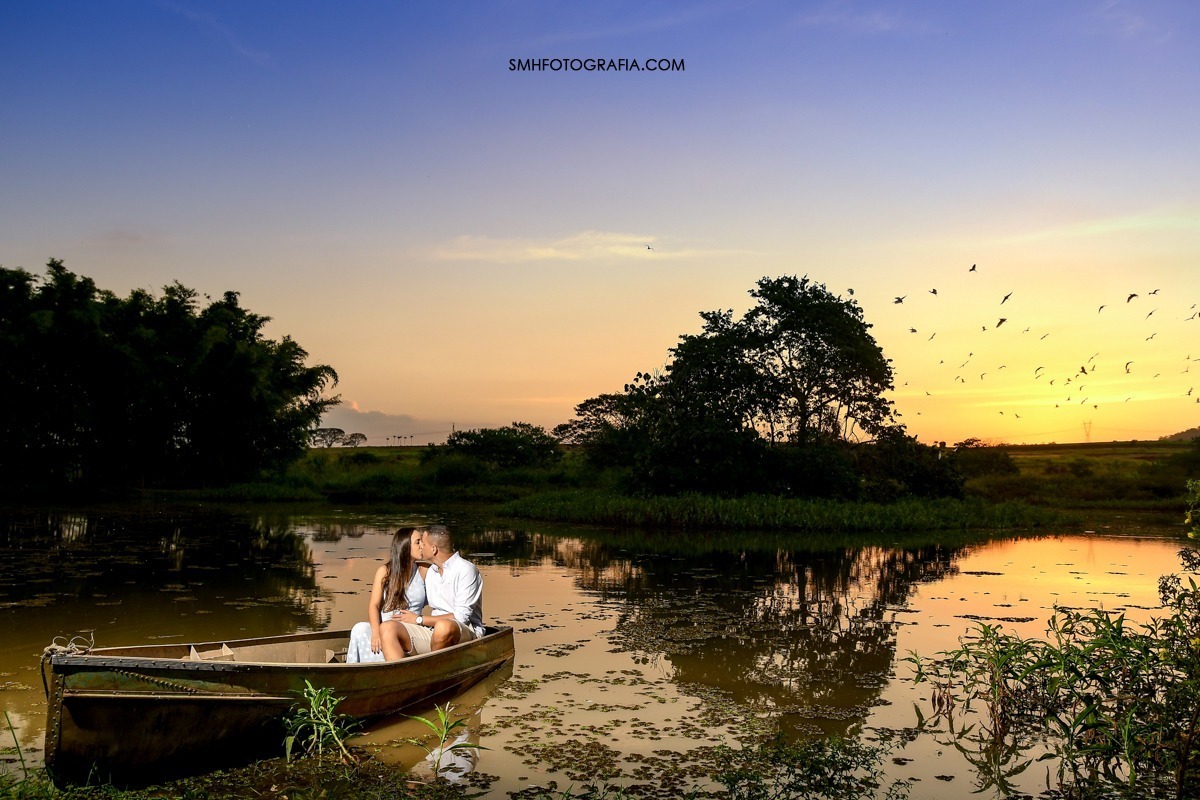 ensaio fazenda quilombo ensaio de gestante maria e gui bernardo a caminho ensaio de dia por do sol lagoa passaros voando canoa 