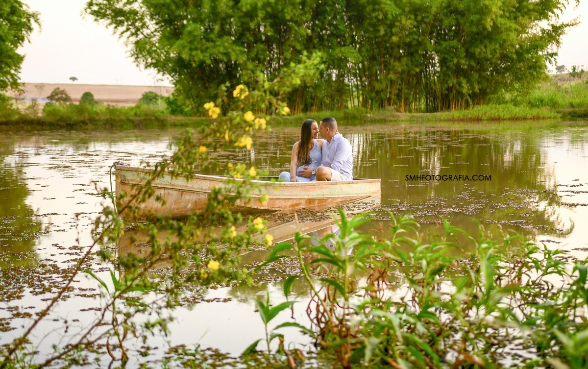 ensaio fazenda quilombo ensaio de gestante maria e gui bernardo a caminho ensaio de dia por do sol lagoa passaros voando canoa 