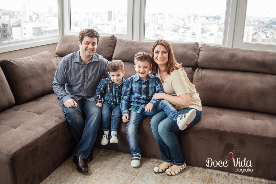 FOTOGRAFIA ENSAIO FAMILIA MÃE  PAI E FILHOS DOCE VIDA