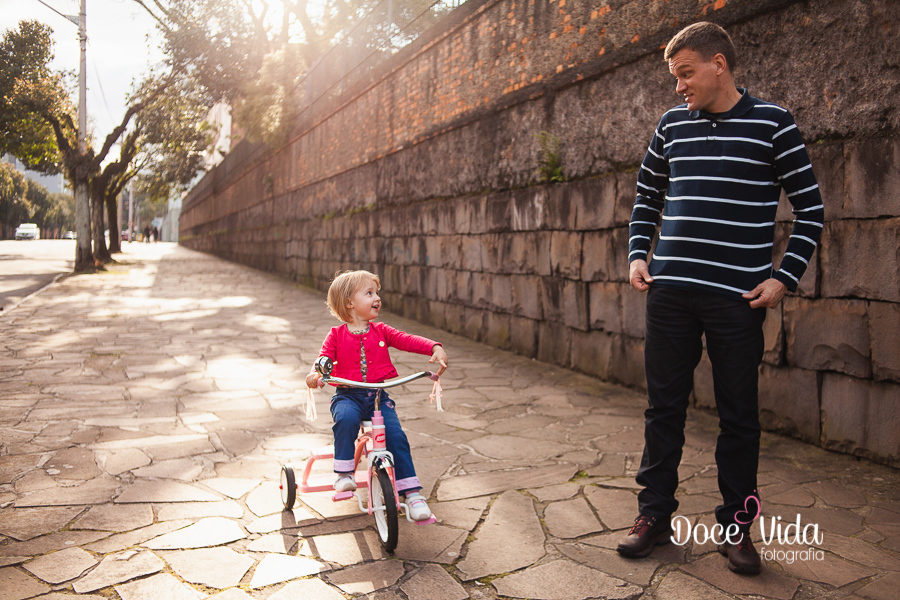 FOTOGRAFIA SESSÃO FAMÍLIA COM BICICLETA NA RUA CAXIAS DO SUL
