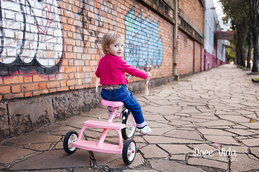 FOTOGRAFIA SESSÃO FAMÍLIA COM BICICLETA NA RUA CAXIAS DO SUL