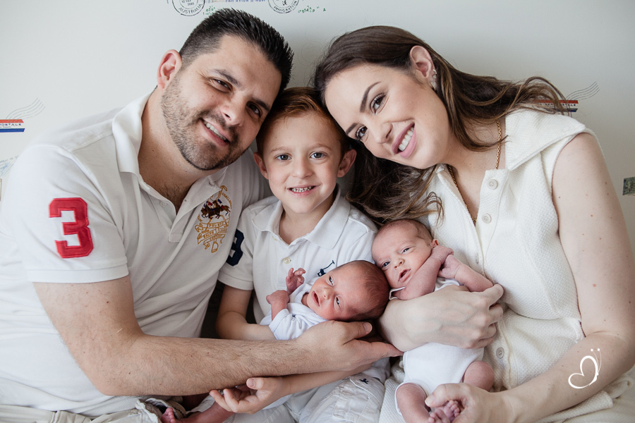 FOTO ENSAIO NEWBORN GEMEOS FAMILIA E IRMAO MAIS VELHO DOCE VIDA CAXIAS DO SUL