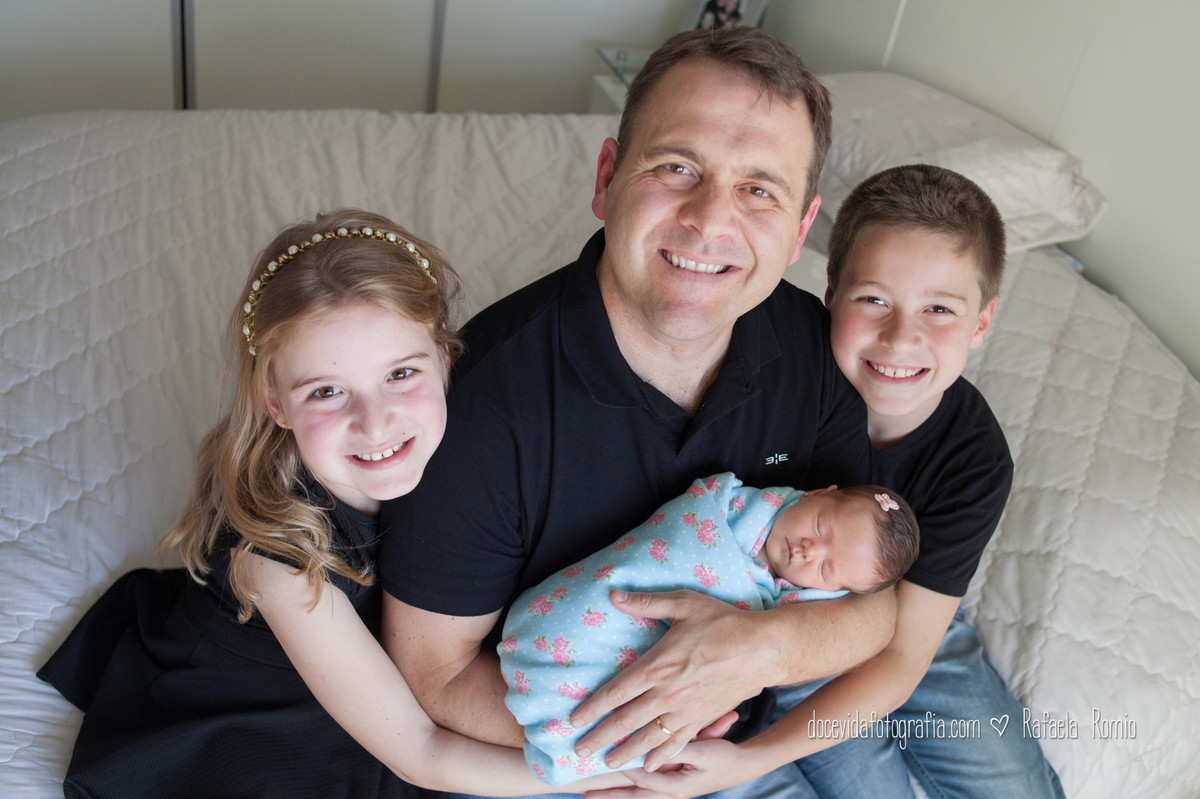 Fotografia do papai e filhos. Fotografia Newborn Lorena