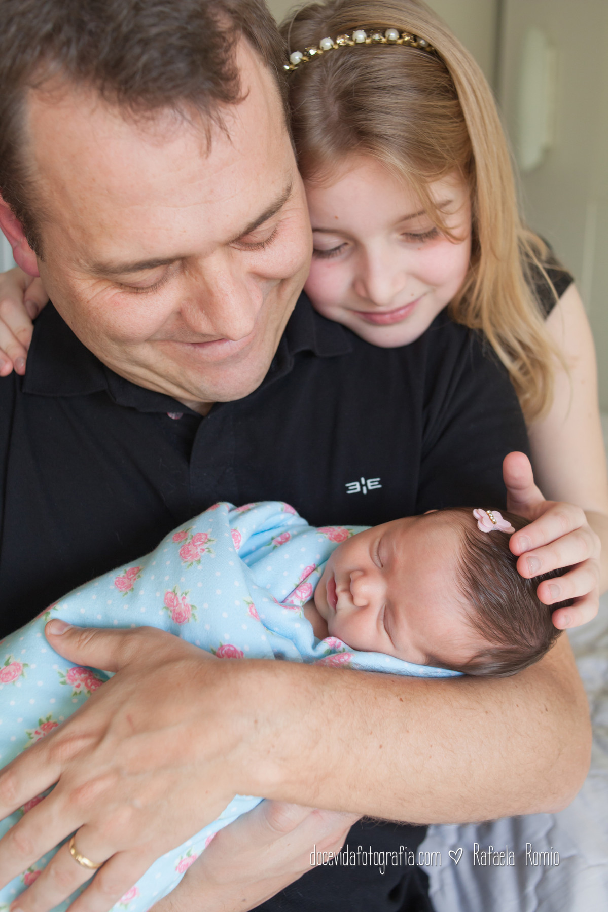 Fotografia da famíliaEnsaio Newborn, papai e irmãos.