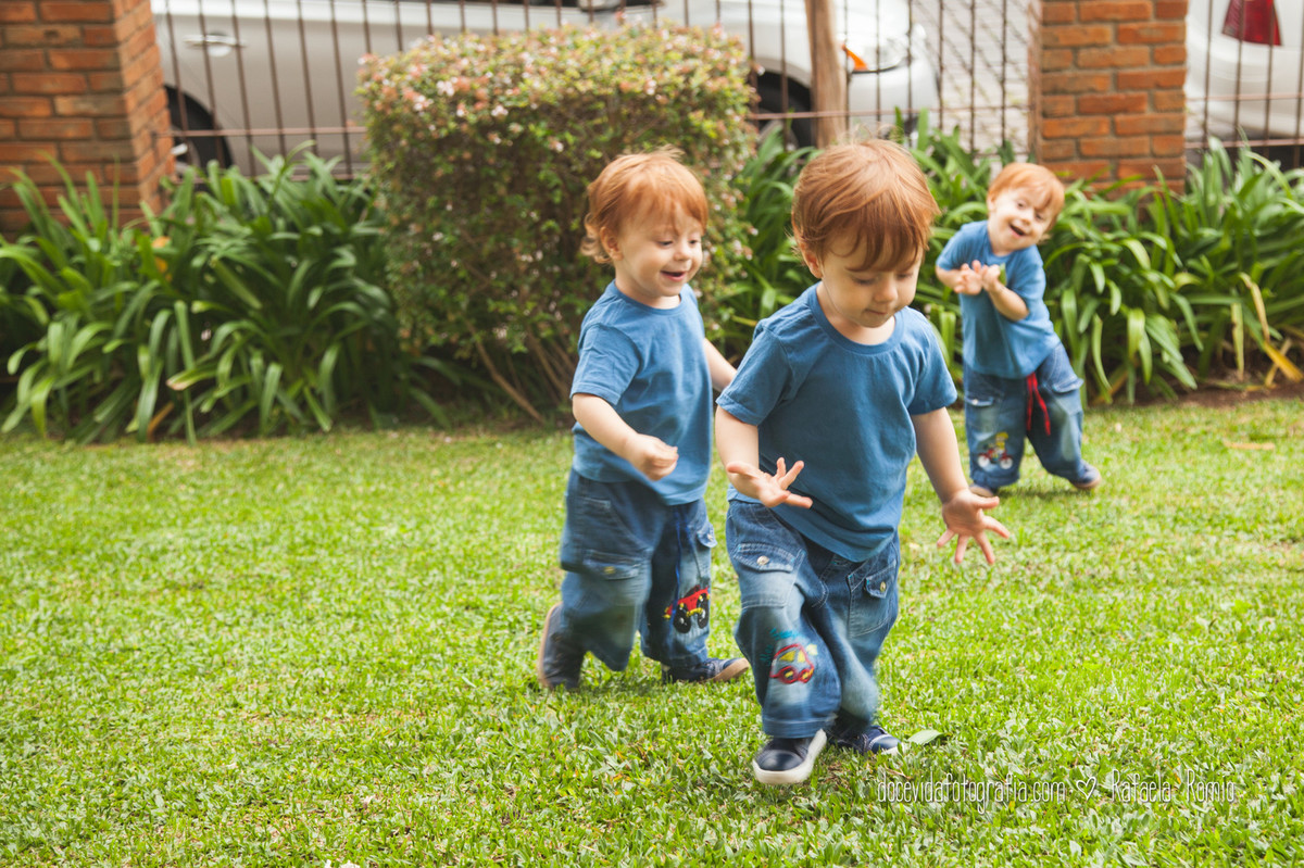 book familia crianças trigemeos
