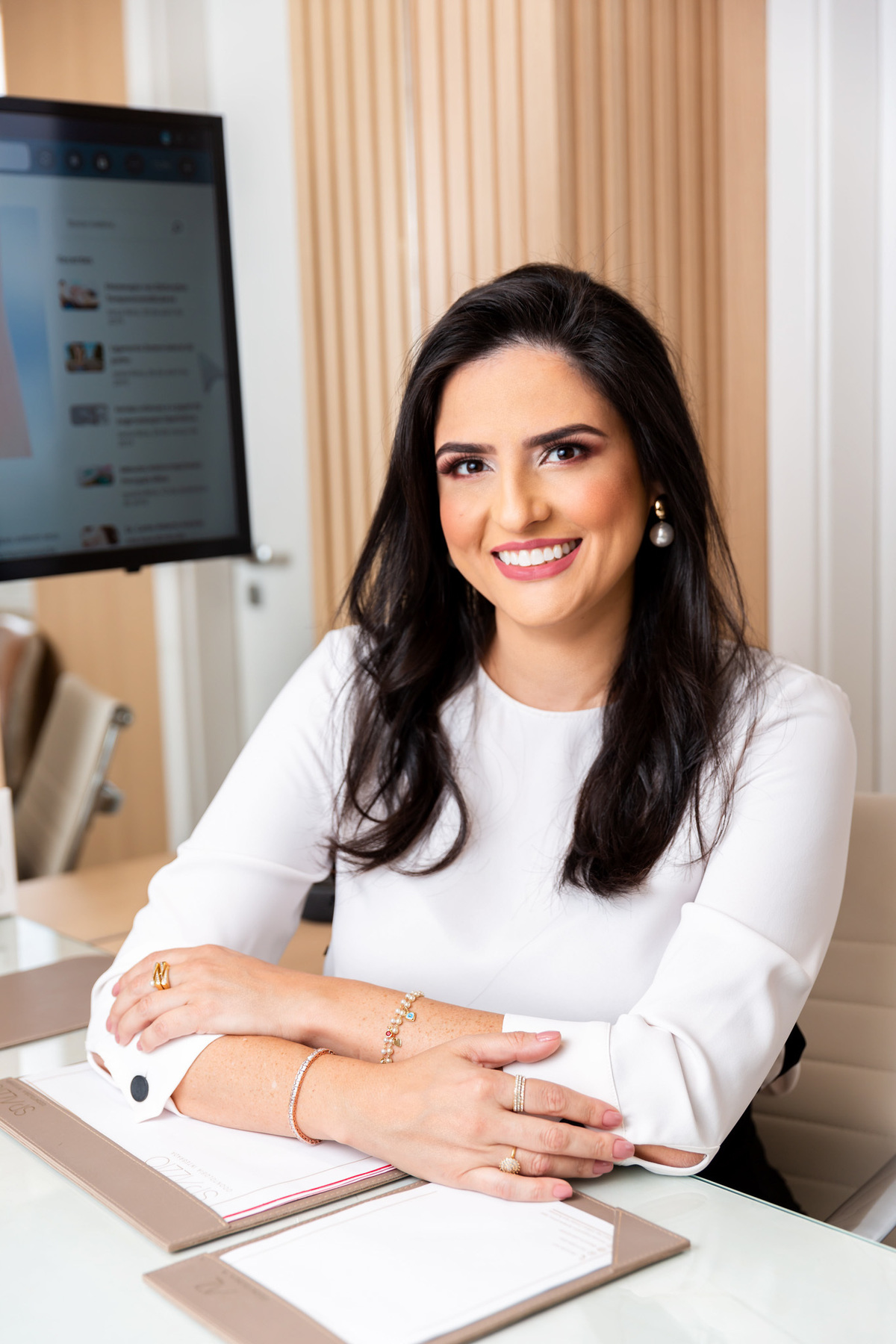 A importância de uma dentista fazer fotos corporativas é imensa, pois elas servem como uma forma de apresentar a imagem profissional e confiável do dentista e do seu consultório. As fotos corporativas ajudam os pacientes a se familiarizarem com o ambiente