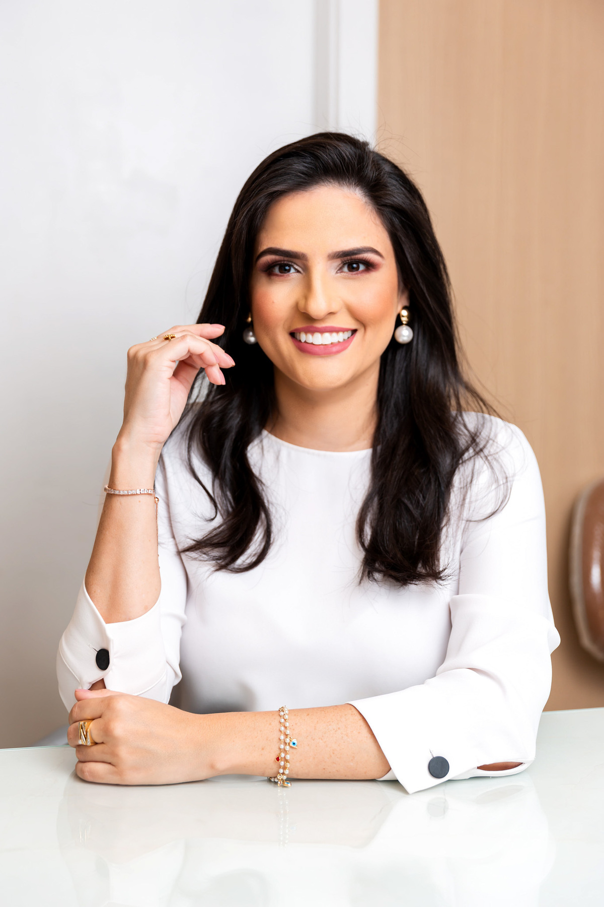 A importância de uma dentista fazer fotos corporativas é imensa, pois elas servem como uma forma de apresentar a imagem profissional e confiável do dentista e do seu consultório. As fotos corporativas ajudam os pacientes a se familiarizarem com o ambiente