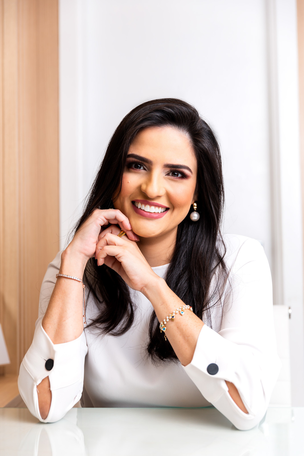 A importância de uma dentista fazer fotos corporativas é imensa, pois elas servem como uma forma de apresentar a imagem profissional e confiável do dentista e do seu consultório. As fotos corporativas ajudam os pacientes a se familiarizarem com o ambiente