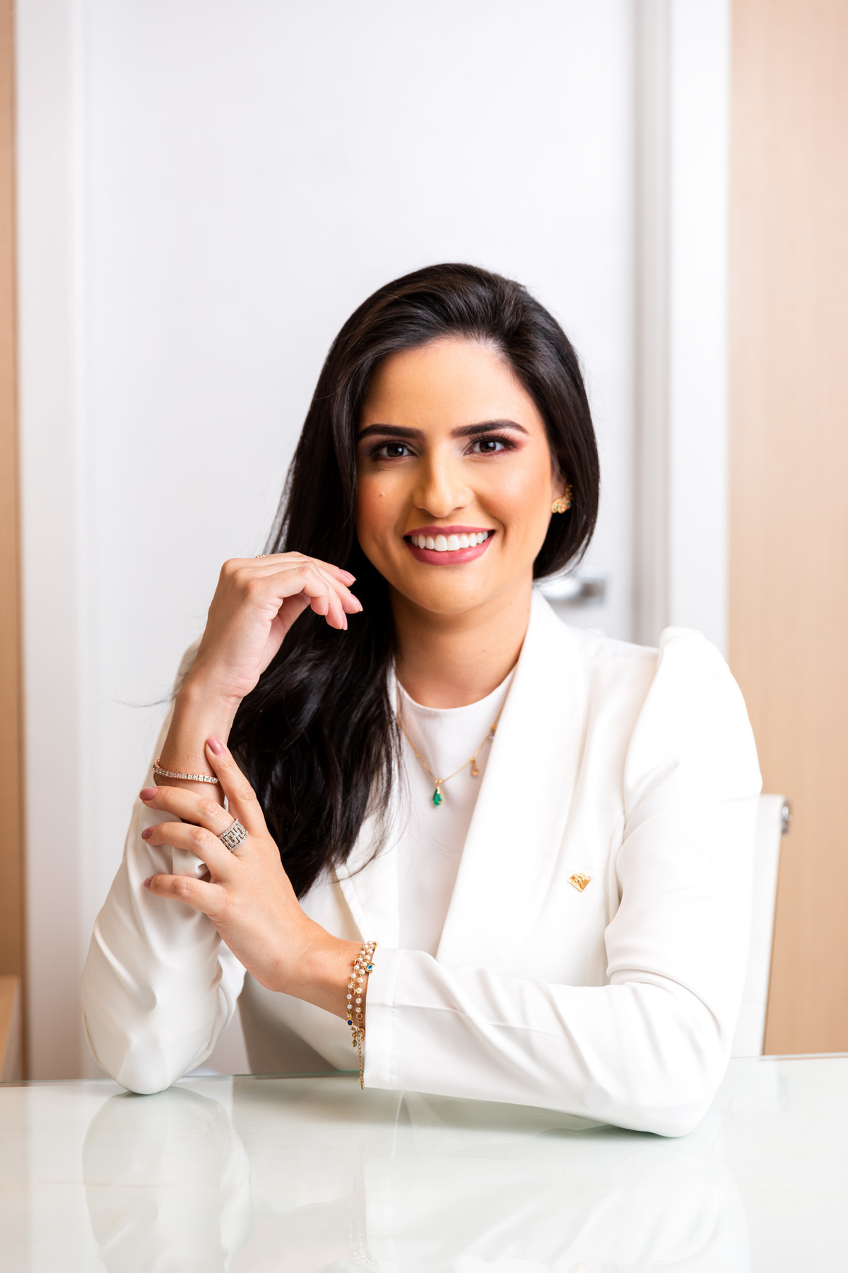 A importância de uma dentista fazer fotos corporativas é imensa, pois elas servem como uma forma de apresentar a imagem profissional e confiável do dentista e do seu consultório. As fotos corporativas ajudam os pacientes a se familiarizarem com o ambiente