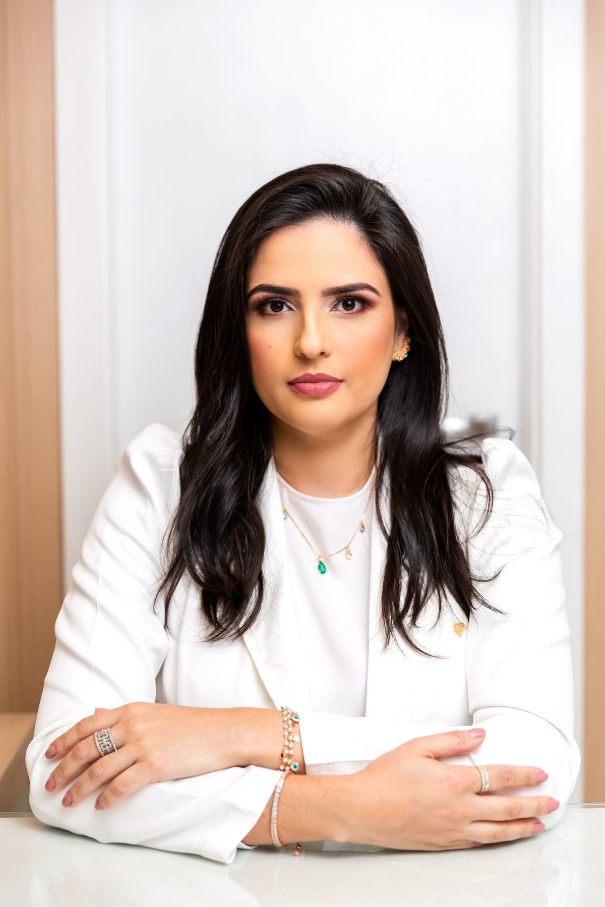 A importância de uma dentista fazer fotos corporativas é imensa, pois elas servem como uma forma de apresentar a imagem profissional e confiável do dentista e do seu consultório. As fotos corporativas ajudam os pacientes a se familiarizarem com o ambiente