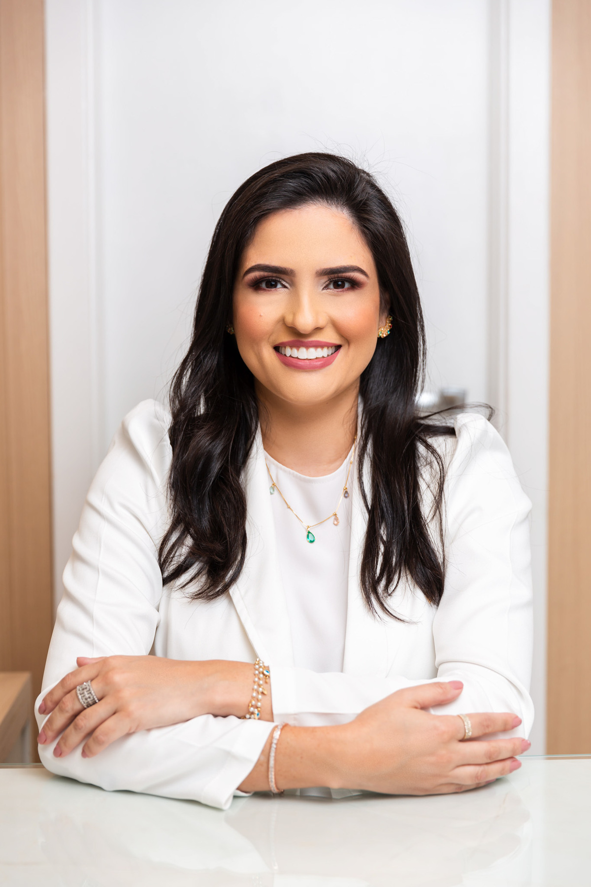 A importância de uma dentista fazer fotos corporativas é imensa, pois elas servem como uma forma de apresentar a imagem profissional e confiável do dentista e do seu consultório. As fotos corporativas ajudam os pacientes a se familiarizarem com o ambiente