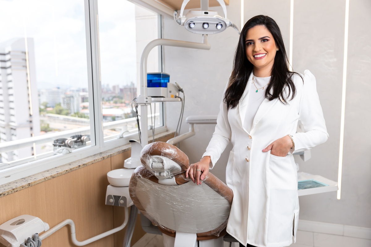 A importância de uma dentista fazer fotos corporativas é imensa, pois elas servem como uma forma de apresentar a imagem profissional e confiável do dentista e do seu consultório. As fotos corporativas ajudam os pacientes a se familiarizarem com o ambiente