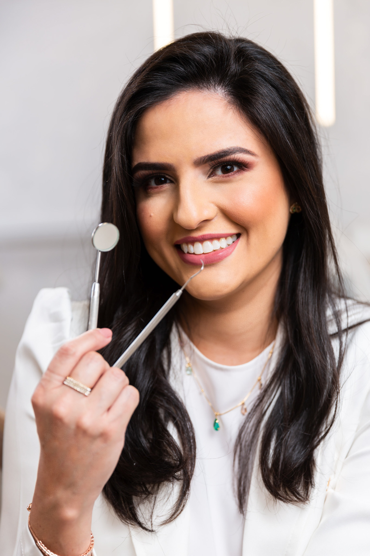 A importância de uma dentista fazer fotos corporativas é imensa, pois elas servem como uma forma de apresentar a imagem profissional e confiável do dentista e do seu consultório. As fotos corporativas ajudam os pacientes a se familiarizarem com o ambiente