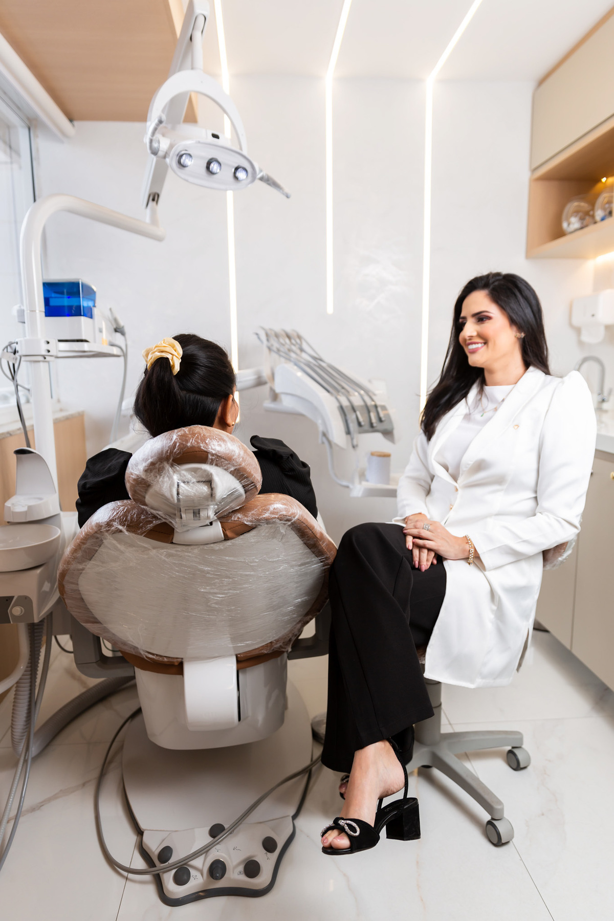 A importância de uma dentista fazer fotos corporativas é imensa, pois elas servem como uma forma de apresentar a imagem profissional e confiável do dentista e do seu consultório. As fotos corporativas ajudam os pacientes a se familiarizarem com o ambiente