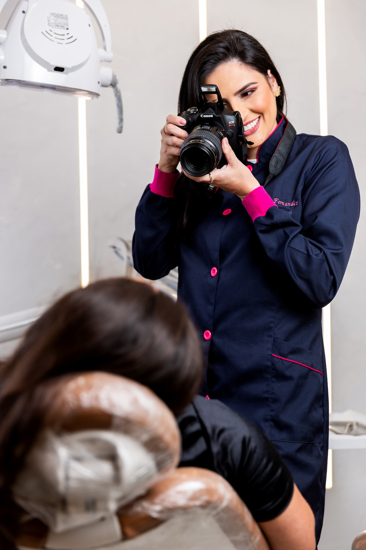 A importância de uma dentista fazer fotos corporativas é imensa, pois elas servem como uma forma de apresentar a imagem profissional e confiável do dentista e do seu consultório. As fotos corporativas ajudam os pacientes a se familiarizarem com o ambiente