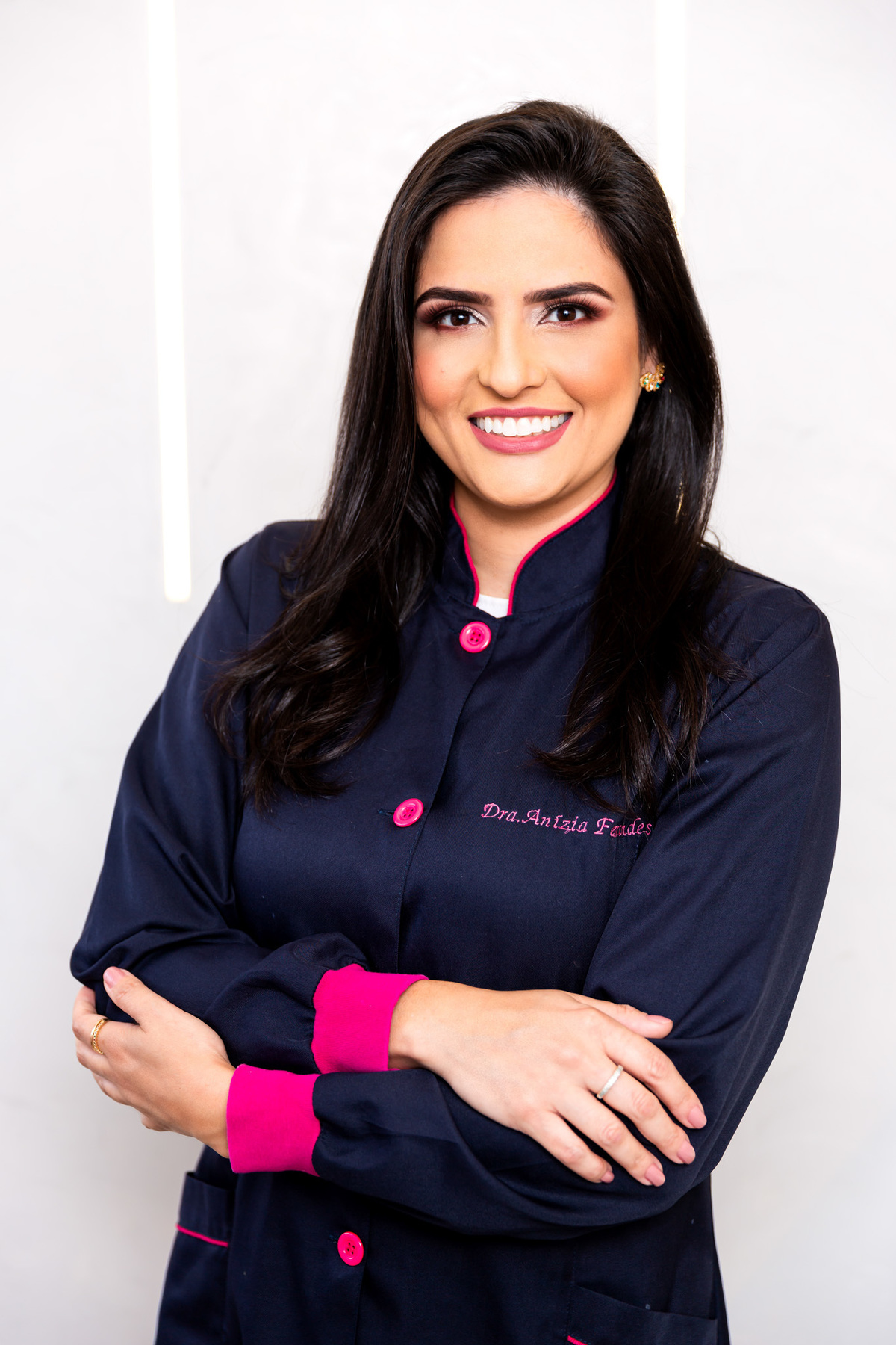 A importância de uma dentista fazer fotos corporativas é imensa, pois elas servem como uma forma de apresentar a imagem profissional e confiável do dentista e do seu consultório. As fotos corporativas ajudam os pacientes a se familiarizarem com o ambiente