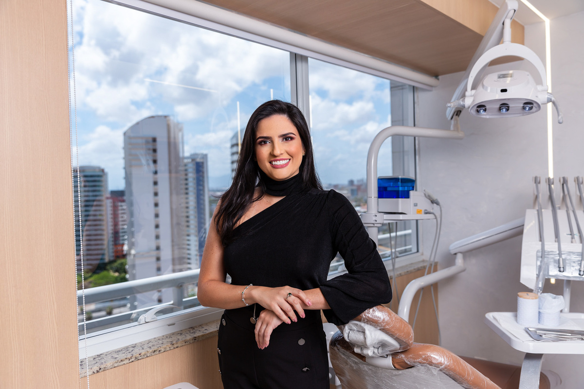 A importância de uma dentista fazer fotos corporativas é imensa, pois elas servem como uma forma de apresentar a imagem profissional e confiável do dentista e do seu consultório. As fotos corporativas ajudam os pacientes a se familiarizarem com o ambiente