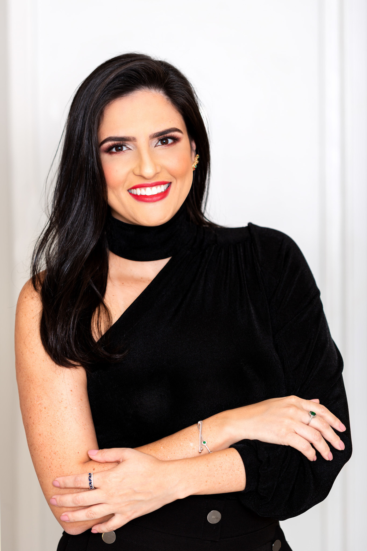 A importância de uma dentista fazer fotos corporativas é imensa, pois elas servem como uma forma de apresentar a imagem profissional e confiável do dentista e do seu consultório. As fotos corporativas ajudam os pacientes a se familiarizarem com o ambiente