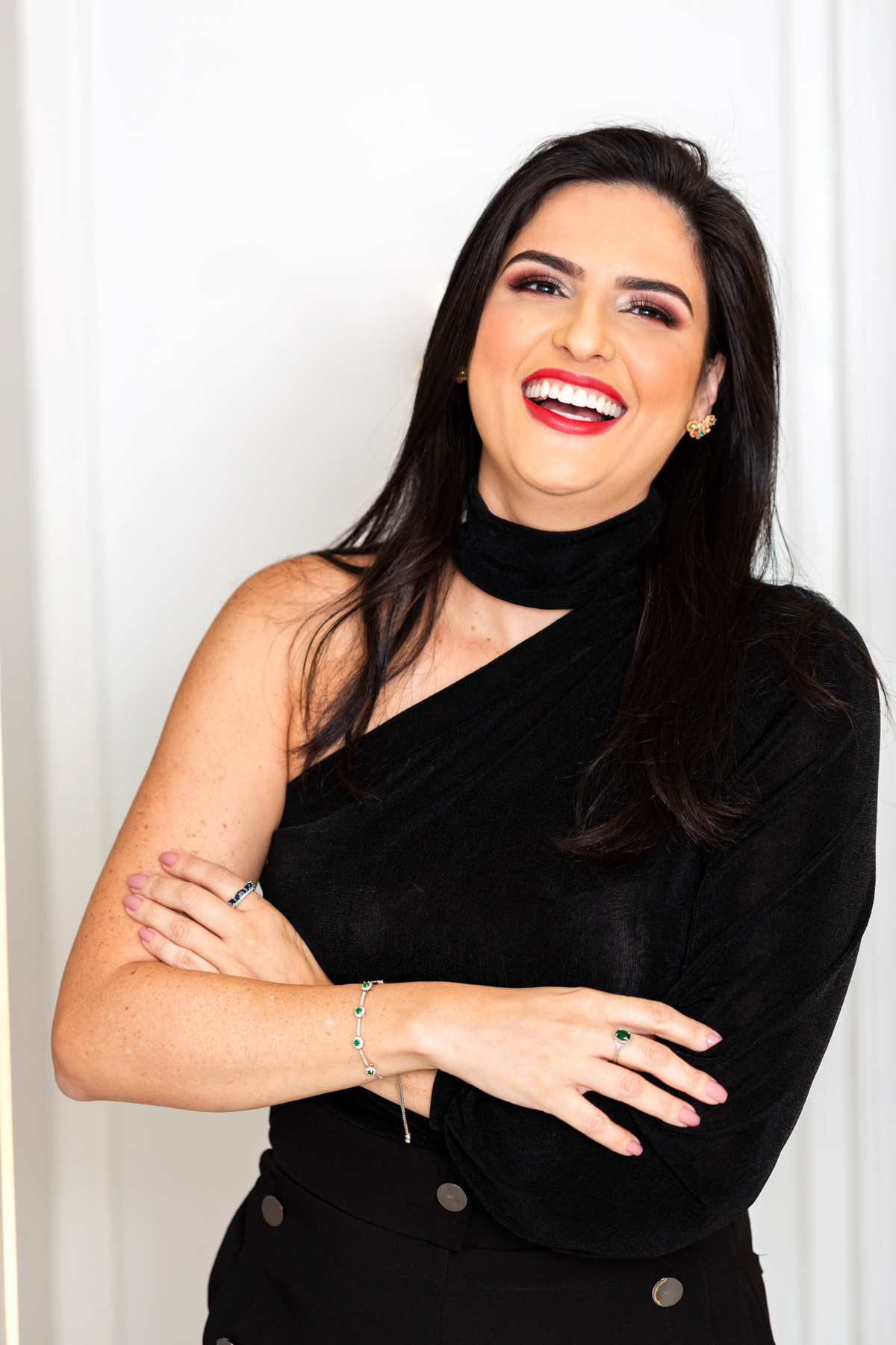 A importância de uma dentista fazer fotos corporativas é imensa, pois elas servem como uma forma de apresentar a imagem profissional e confiável do dentista e do seu consultório. As fotos corporativas ajudam os pacientes a se familiarizarem com o ambiente