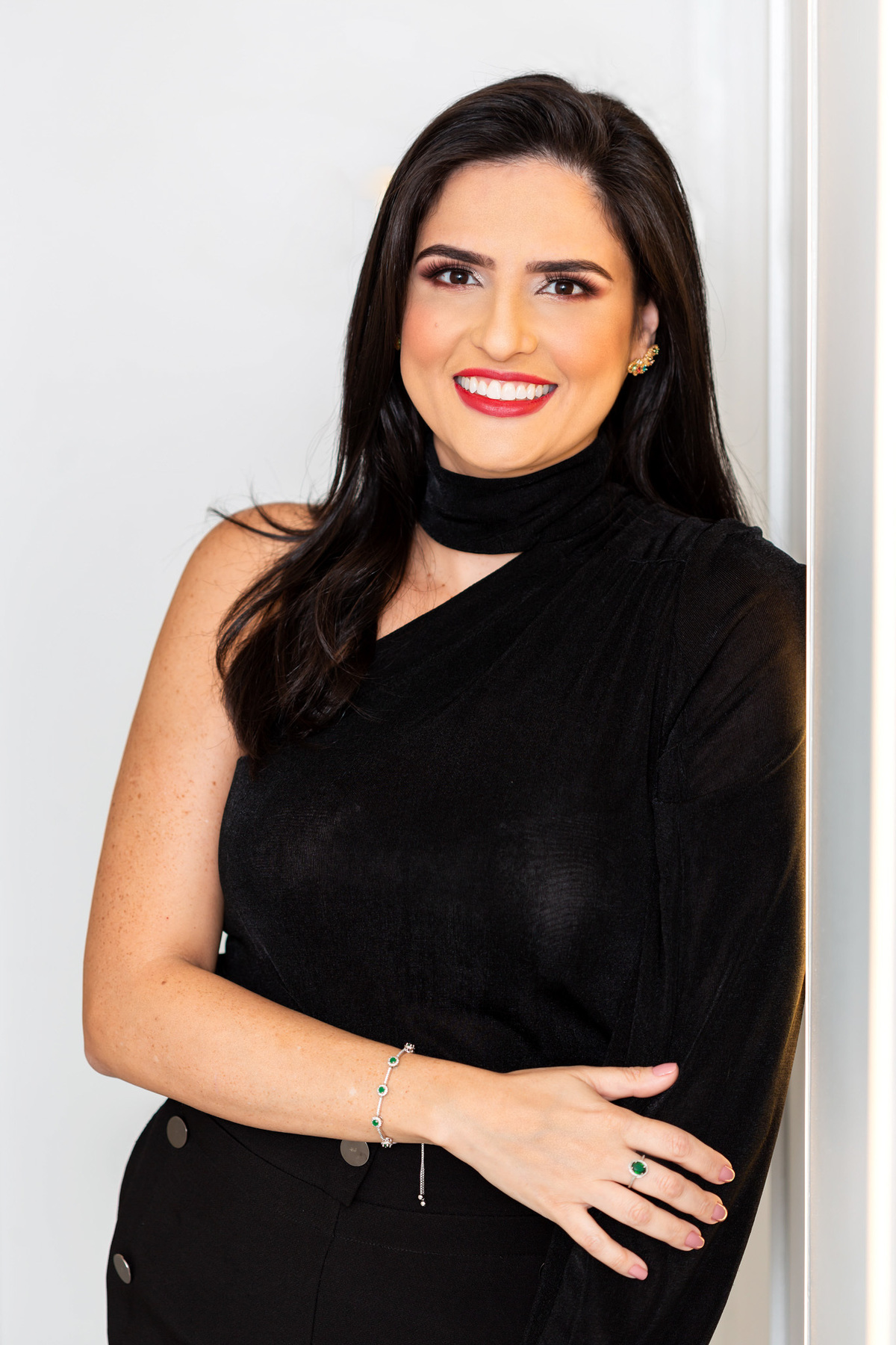 A importância de uma dentista fazer fotos corporativas é imensa, pois elas servem como uma forma de apresentar a imagem profissional e confiável do dentista e do seu consultório. As fotos corporativas ajudam os pacientes a se familiarizarem com o ambiente