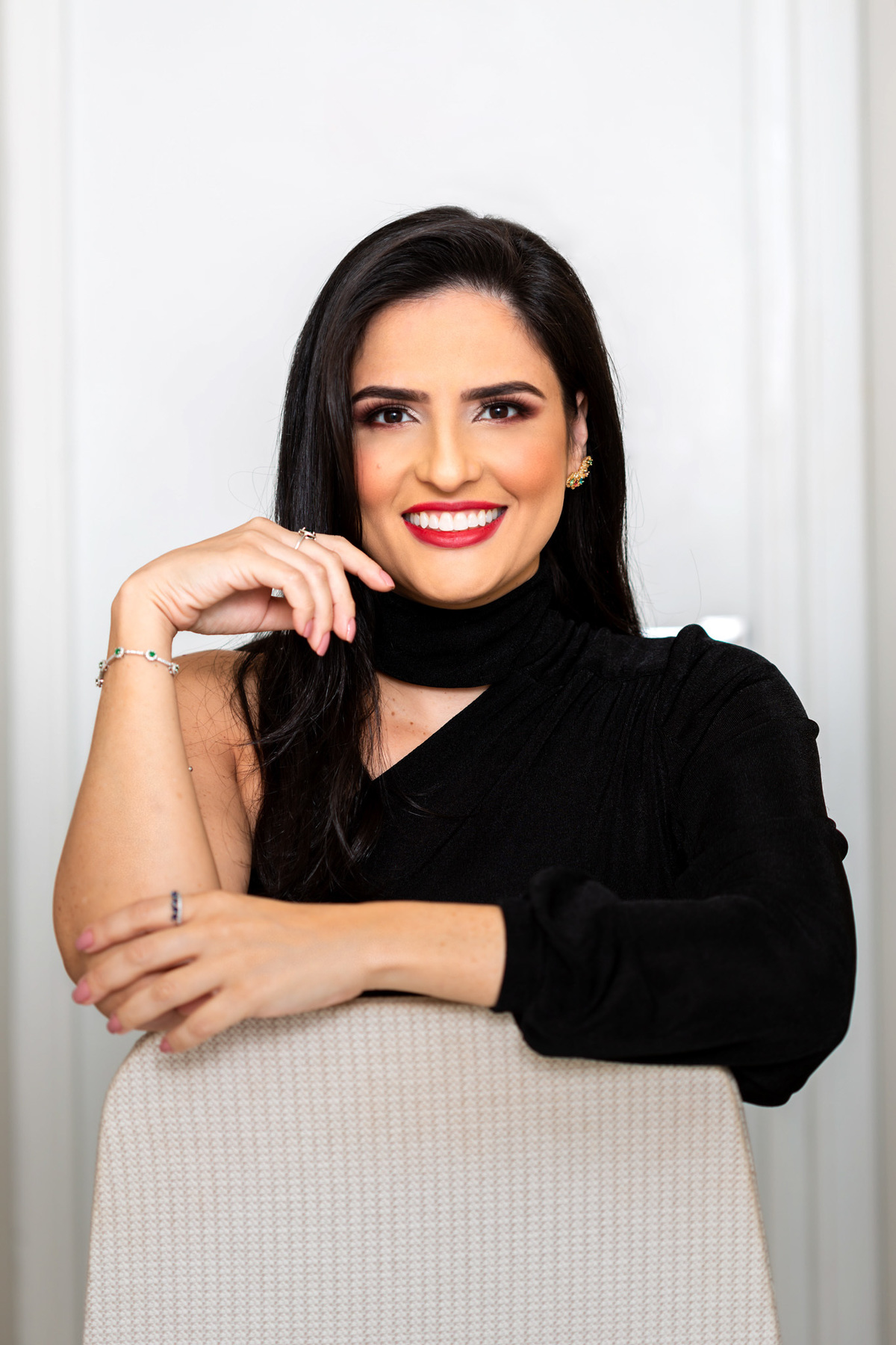 A importância de uma dentista fazer fotos corporativas é imensa, pois elas servem como uma forma de apresentar a imagem profissional e confiável do dentista e do seu consultório. As fotos corporativas ajudam os pacientes a se familiarizarem com o ambiente