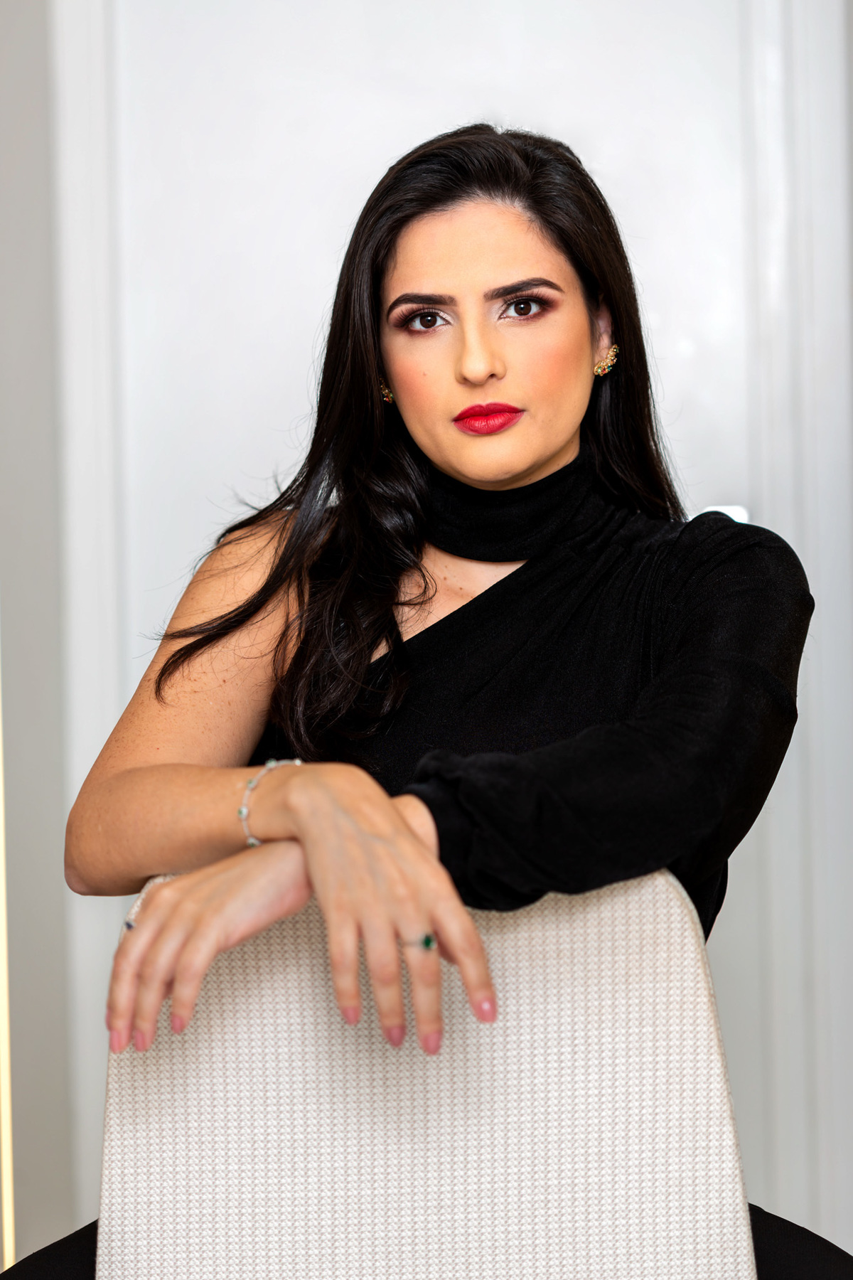 A importância de uma dentista fazer fotos corporativas é imensa, pois elas servem como uma forma de apresentar a imagem profissional e confiável do dentista e do seu consultório. As fotos corporativas ajudam os pacientes a se familiarizarem com o ambiente