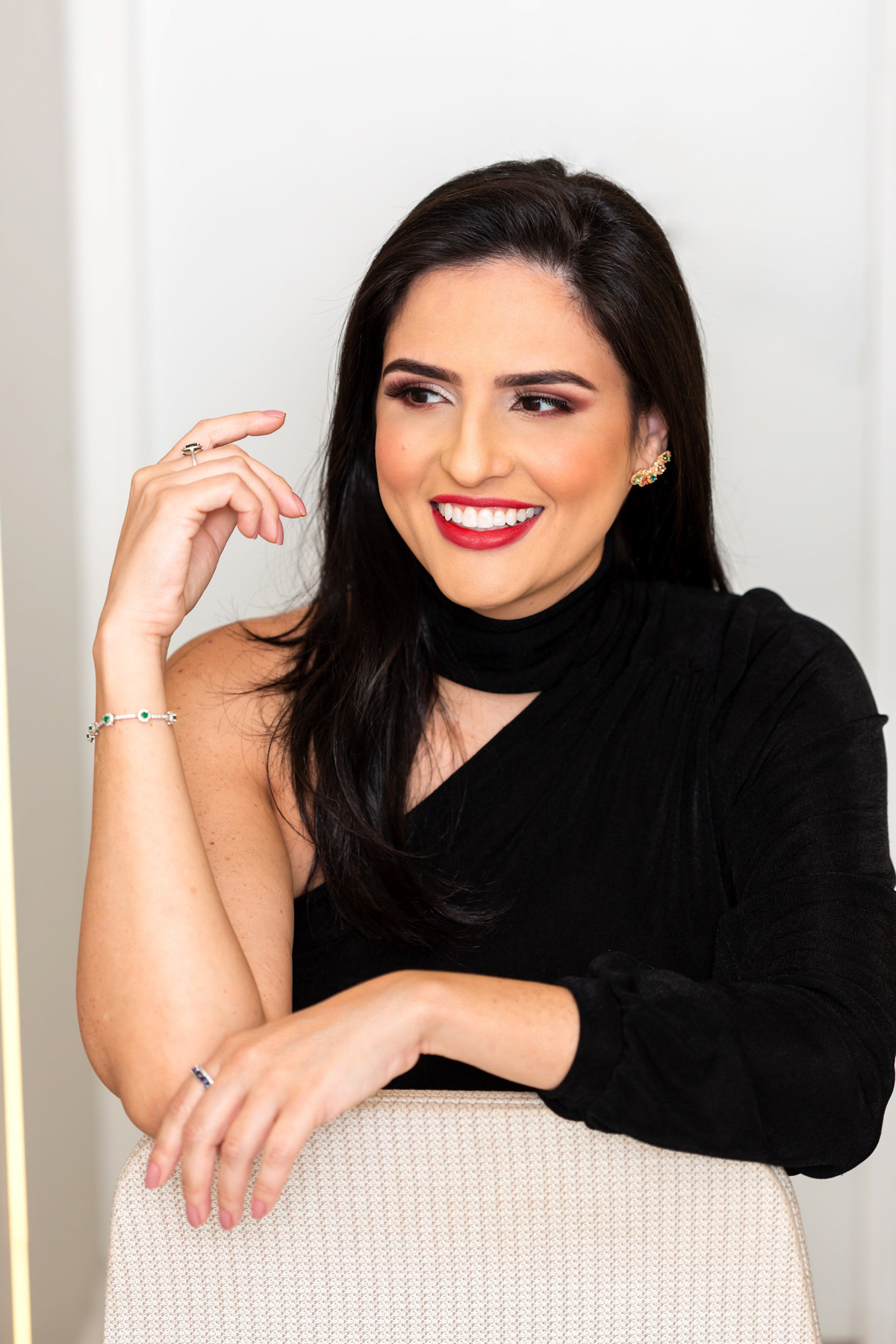 A importância de uma dentista fazer fotos corporativas é imensa, pois elas servem como uma forma de apresentar a imagem profissional e confiável do dentista e do seu consultório. As fotos corporativas ajudam os pacientes a se familiarizarem com o ambiente