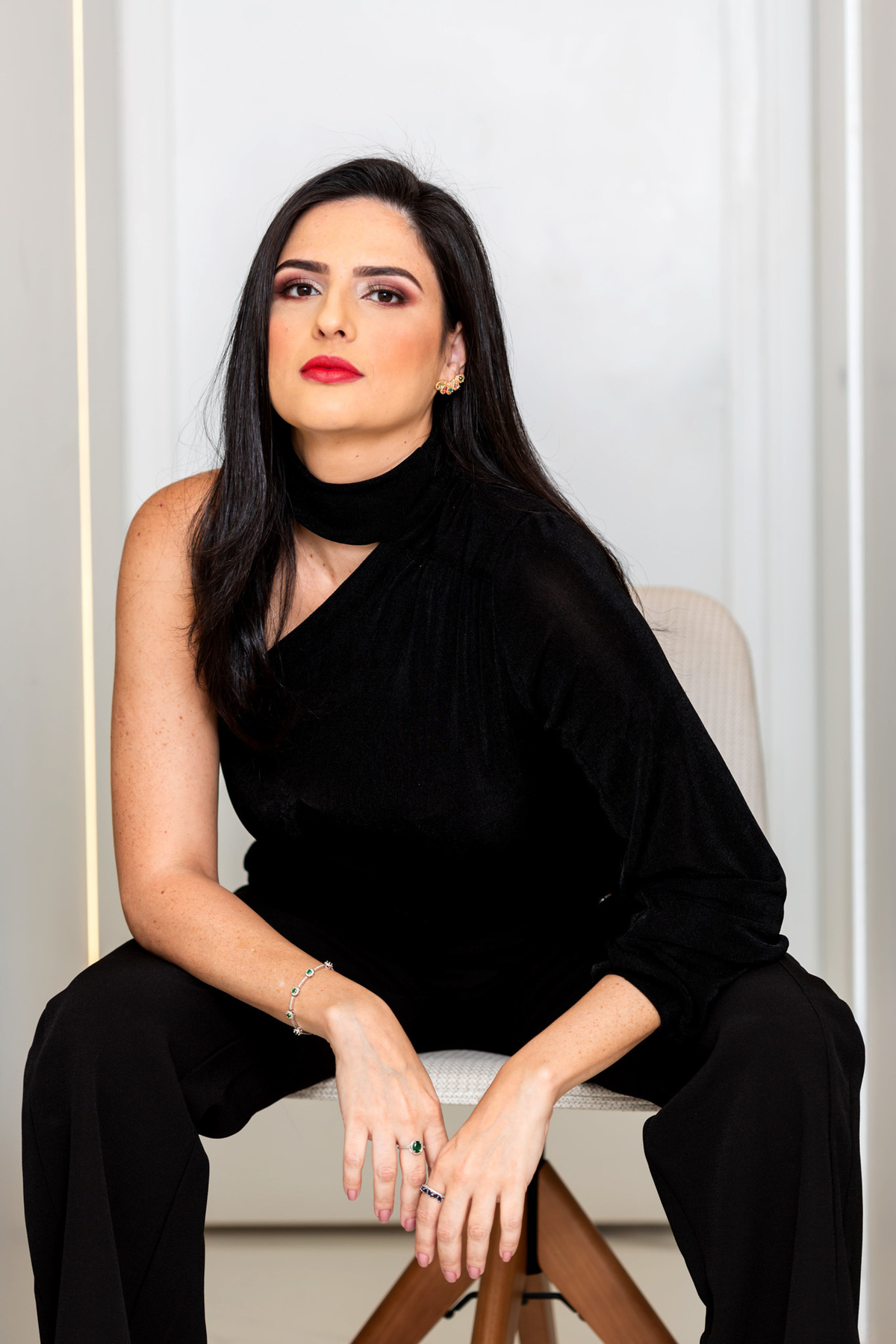 A importância de uma dentista fazer fotos corporativas é imensa, pois elas servem como uma forma de apresentar a imagem profissional e confiável do dentista e do seu consultório. As fotos corporativas ajudam os pacientes a se familiarizarem com o ambiente