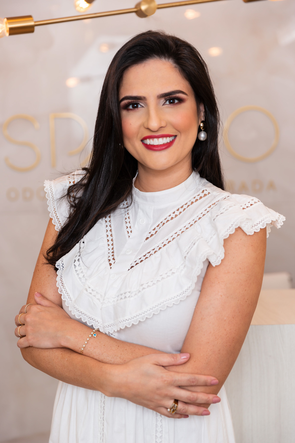 A importância de uma dentista fazer fotos corporativas é imensa, pois elas servem como uma forma de apresentar a imagem profissional e confiável do dentista e do seu consultório. As fotos corporativas ajudam os pacientes a se familiarizarem com o ambiente