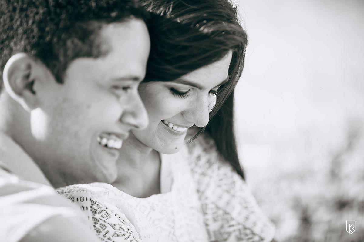 foto-de-casal-na-praia-preto-e-branco