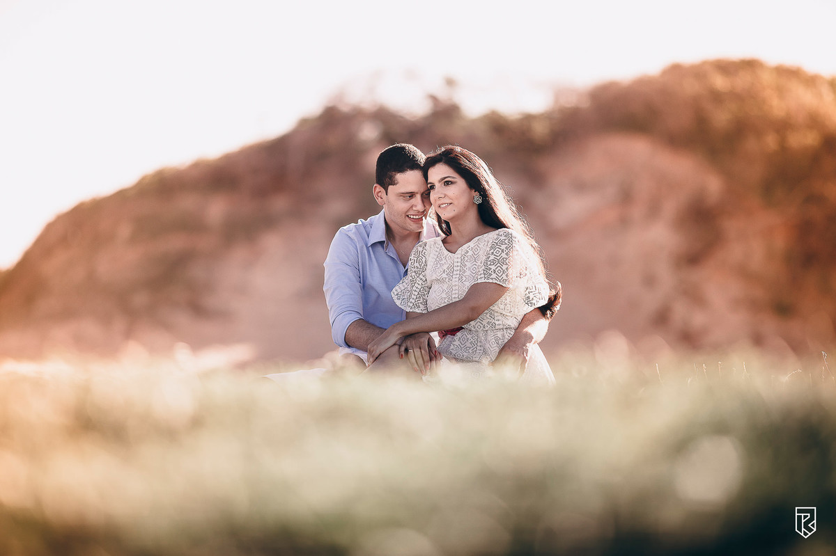 ensaio-de-casal-na-praia-de-morro-branco-golden-hour
