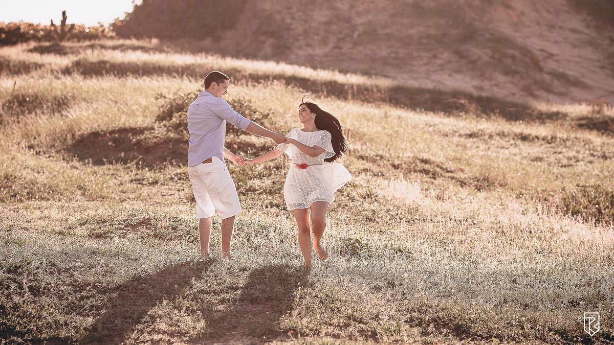 ensaio-de-casal-na-praia-de-morro-branco-golden-hour