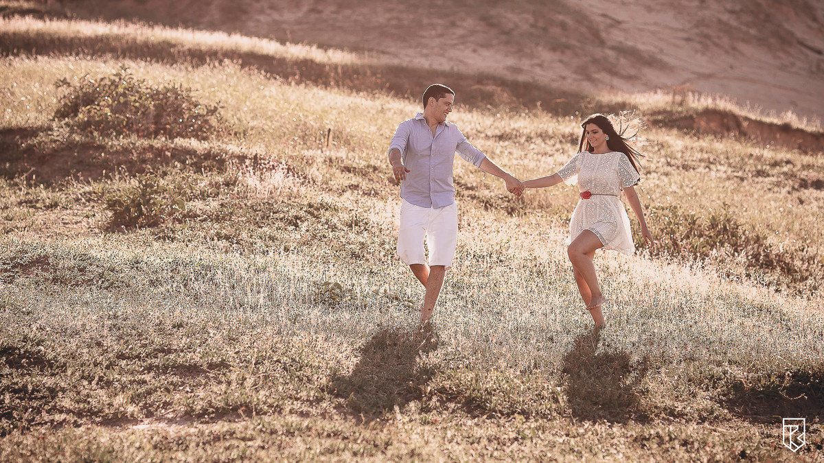 ensaio-de-casal-na-praia-de-morro-branco-golden-hour