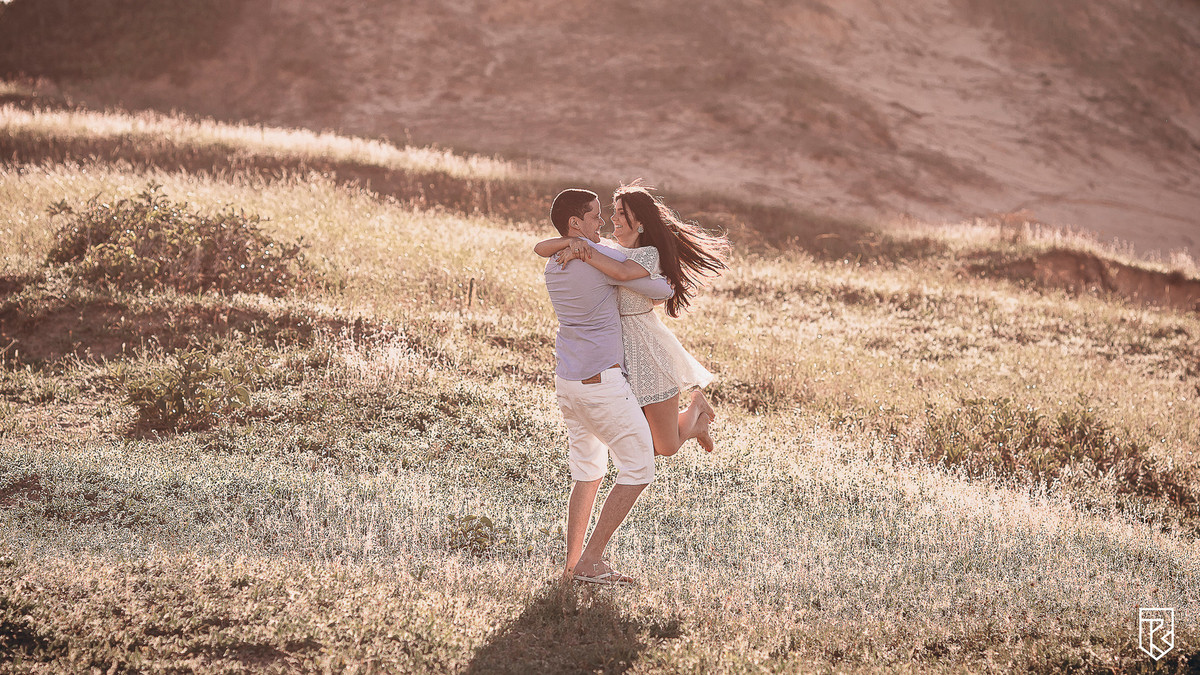 ensaio-de-casal-na-praia-de-morro-branco-golden-hour
