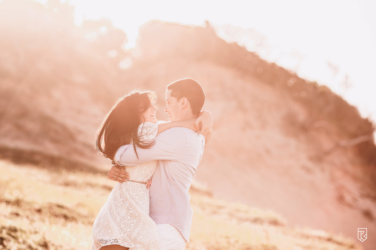 ensaio-de-casal-na-praia-de-morro-branco-golden-hour
