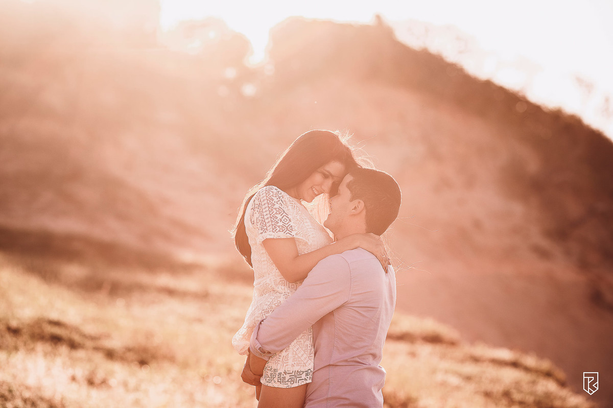 ensaio-de-casal-na-praia-de-morro-branco-golden-hour