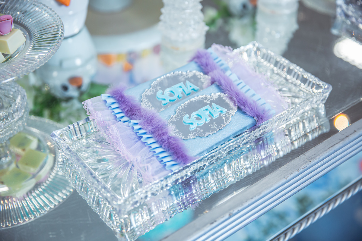 Crie um texto para meu site de fotografia falando sobre como foi fotografado a festa de 4 anos da Sophia Tema do aniversário: Frozen no buffet Dudabaluza