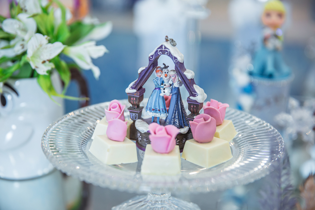 Crie um texto para meu site de fotografia falando sobre como foi fotografado a festa de 4 anos da Sophia Tema do aniversário: Frozen no buffet Dudabaluza